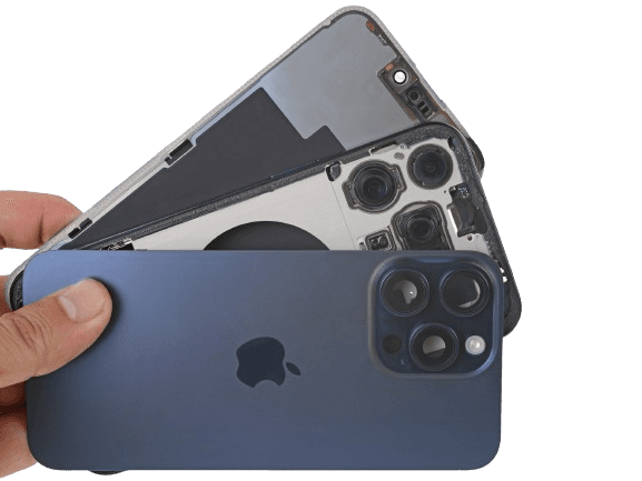Réparation d'un smartphone en atelier
